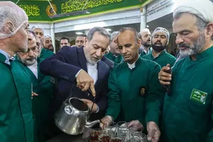 حضور عراقچی در چایخانه حرم امام رضا(ع)