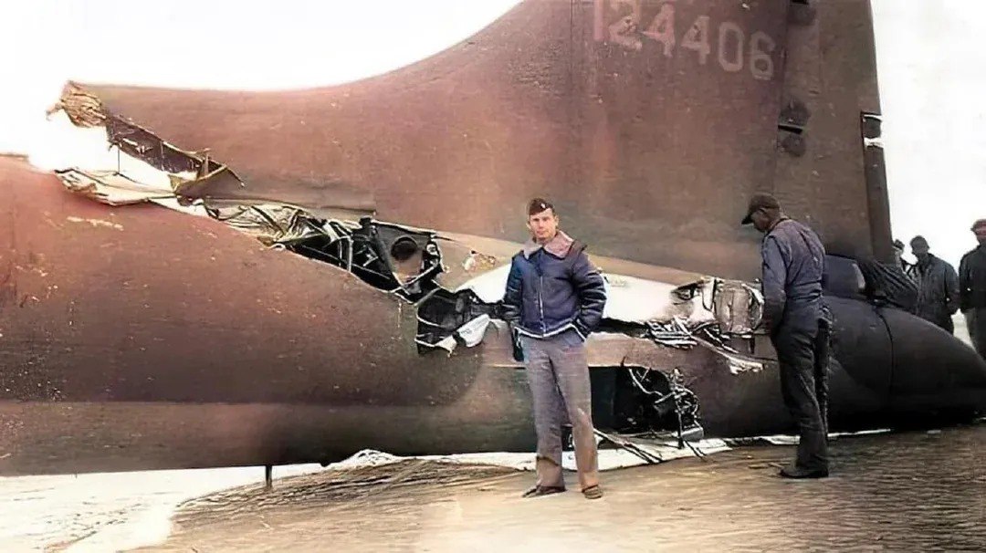 بمب‌ افکن بوئینگ B-17F آسیب دیده